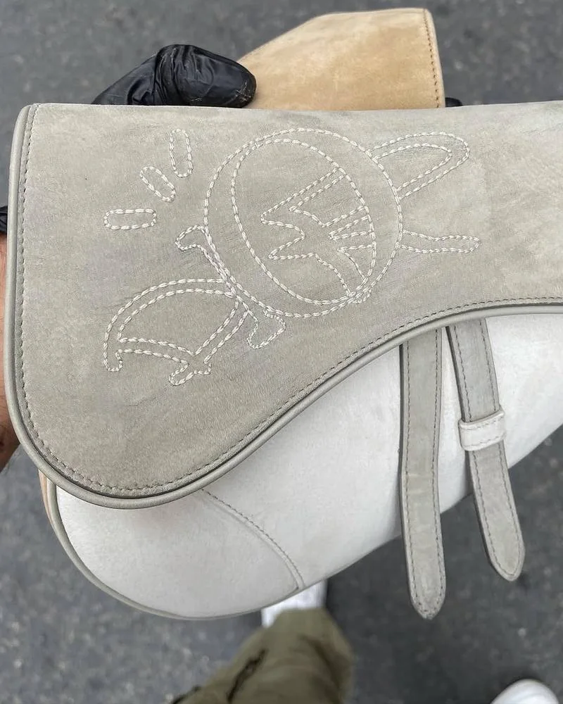 Sac selle en daim gris après nettoyage