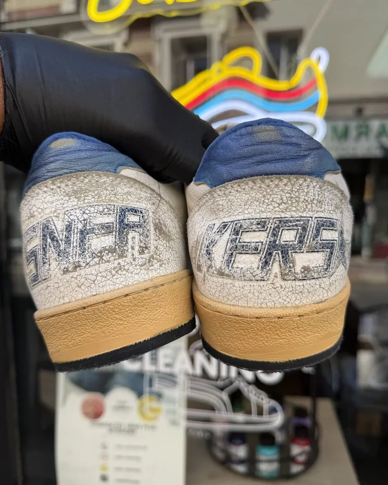 Talons de sneakers blanches et bleues après nettoyage