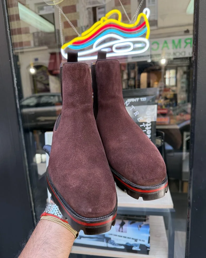 Bottines en daim bordeaux après nettoyage