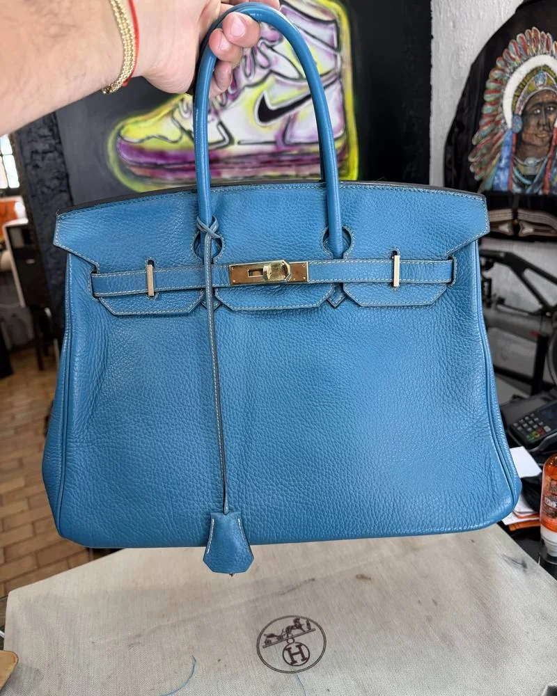 Sac à main en cuir bleu après rénovation